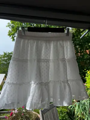 En vit kjol från new yorker i storlek M. Bara använd några få ggr.