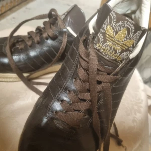 Adidas sneakers - Fina orginella sneakers från Adidas. Sparsamt använda. 