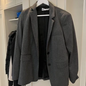 Blazef - Grå blazer från zara, använd ett fåtal gånger. 