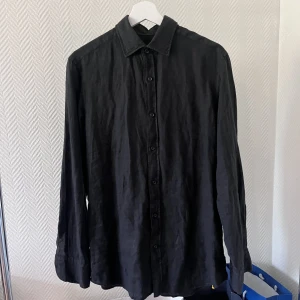 massimo dutti linneskjorta - massimo dutti linneskjorta storlek S. Använt 2 gånger skick 9/10 inga skador. 