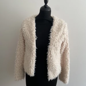 Fluffig kofta  - Cremevit fluffig kofta i Strl ca från Gina tricot. Använd fåtal gånger men i gott skick.