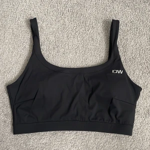 Sport bh  - Fin sport-bh från I Can I Will. Storlek L men är något mindre i storleken. Lite vaddering och djupare rygg. 