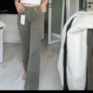 Gröna jeans zara - Säljer dessa super snygga gröna jeans som tyvärr är försmå för mig🙌🏻bra skick och knappast använda 