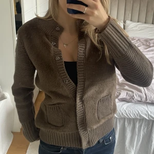 Brun Cardigan - Superfin cardigan ifrån yu.k. Endast använd 2 gånger💗nypris 1300kr🤎450kr 