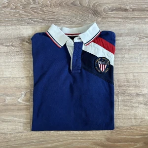 Tommy hilfiger piké  - En snygg piké i toppen skick, hör av er vid intresse! ( pikén är i storlek XL 16-18 och passar definitivt storleken S)