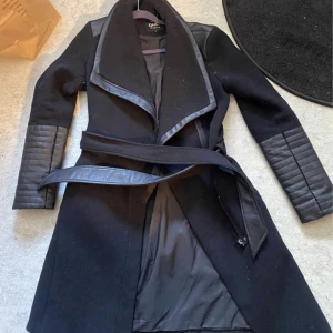 Kappa från vero moda - Fin kappa från vero moda, knappt använd. Xs men passar även som S