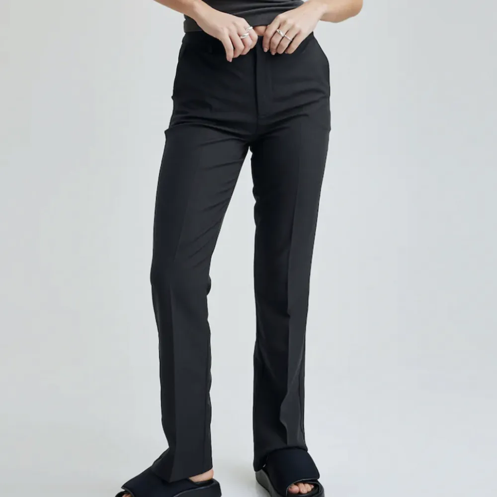 Svarta kostymbyxor från bikbok i modellen vilma. Som nya. Köpta för 499kr.. Jeans & Byxor.