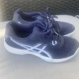 säljer mina asics inomhus träningsskor. dem är i jättefint skick storlek 39.5