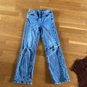 Jeans strl 140 - Jeans från lab industries (Kappahl) säljer pga att dom tyvärr har blivit försmå. 