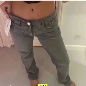 Zara jeans - !!Lånad bild!! Säljer dessa populära gråa jeans från Zara. De är sparsamt använda🌺