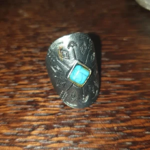 Ring med blå sten - Silvrig ring med en liten blå sten. Har fläckliknande men vet ej om det går bort! Skriv gärna vid eventuella frågor!😊 