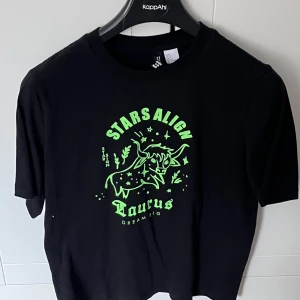 Svart T-Shirt - Svart T-shorts med stjärntecknet tryck. Den kommer att vara strycken när du får den