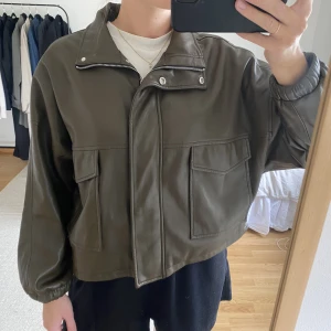 Skinnjacka  - En grönbrun färg.  Oversized i modellen 