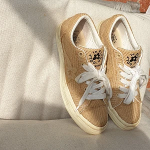 Golf Le Fleur x Converse 39 - Mjukaste sulan! Tyler The Creators märke "Golf Le Fleur" lanserar denna sneaker som 'limited edition' i samarbete med Converse. Skon är inte använd mycket, i fint skick, lite tecken på användning finns! Storlek 39, men passar även en 39,5.