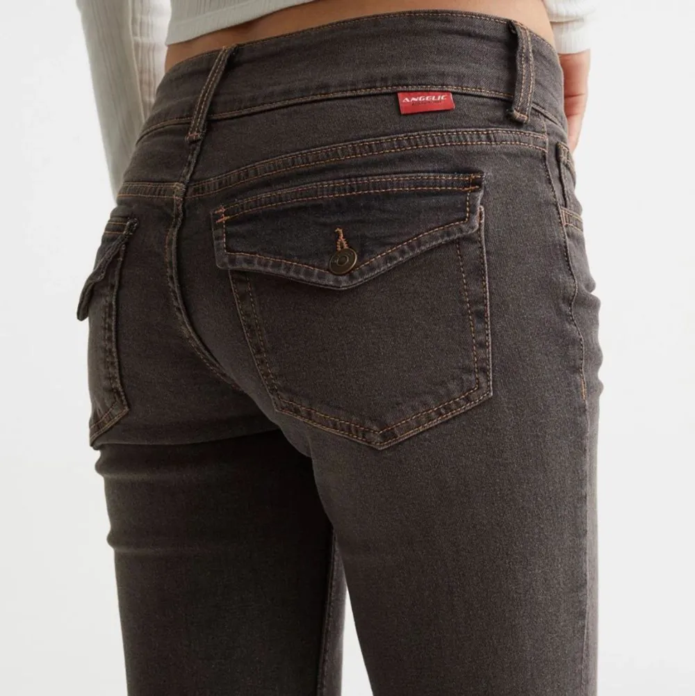 Säljer dessa supersnygga gråa lågmidjade från hm. Helt slutsålda och nästan helt oanvända☺️. Jeans & Byxor.