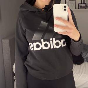 Fin hoodie från adidas, strl S