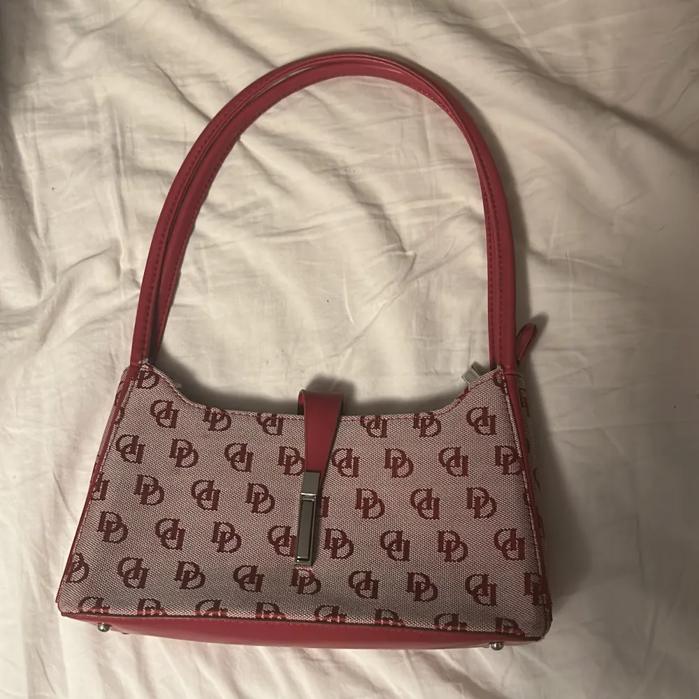 Röd vintage väska. 27 * 15 cm. Väskor.