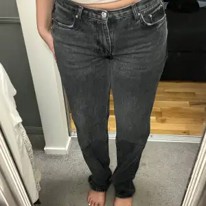 Superfina Low waist jeans från Gina! De har blivit försmå därav säljer jag dem. Jättebra skick och använts varsamt☺️💓