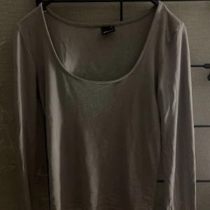 Grå/ beige tröja 🩶 - grå/ beige ganska tajt tröja, inga fläckar eller hål,köpte den för 200kr, använd ungefär 2 gånger. skriv för fler bilder på den om ni är intresserade🤍