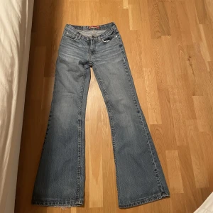 Lågmidjade bootcut jeans - Skit snygga low vintage jeans från Only som inte går att få tag i längre💕  midja : 66cm längd: 102 cm💕 säljer då de är långa på mig