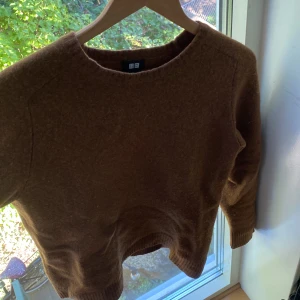 Uniqlo stickad tröja - Stickad tröja från uniqlo. Står att den är i strl Clm men den har krympt i tvätten så passar mig perfa som är en xs!💞