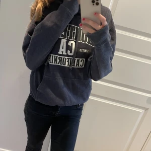 Hoodie med tryck - Skitsnygg hoodie jag köpte secondhand. Vet inte vart hoodien är ifrån då det inte står på lappen. Den är lite sönder på snörena men annars i bra skick❤️ Jag säljer då jag behöver pengar. Jag köpte denna för runt 700kr. Köparen står för frakten💗💗