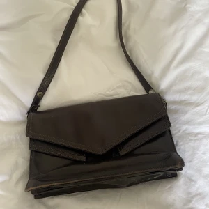 Brun vintage väska  - Jätte fin brun vintage väska i läder köpt second hand.