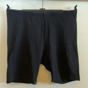 Svarta viker shorts i storlek 158 (barnstorlek). Säljer för att de ej passar längre 🫶