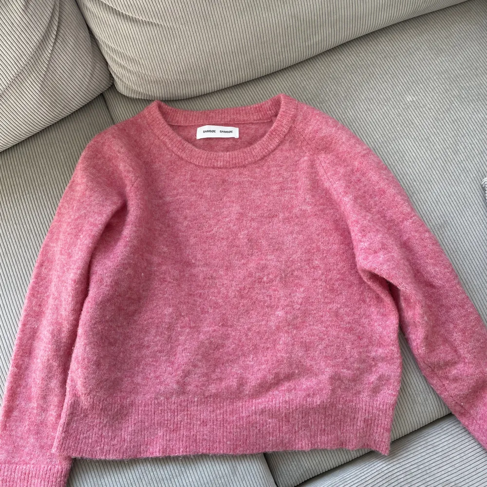 Superfin rosa stickad tröja från SAMSOE SAMSOE som köptes förra året, knappt använd så är i mycket bra skick. Storlek S men passar även XS och M. Nypris 1200kr. Skriv vid fler frågor💓💓. Stickat.