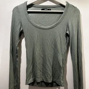Tröja ribbad - Säljer denna gröna ribbade tröja från bikbok som är i bra skick Skriv för mer information eller bilder💗