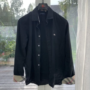 Burberry skjorta  - Fräsch burberryskjorta som jag köpte på plick för en tag sedan men känner inte något behov av den. Barnstorlek XL men sitter som en S därav priset. Hör av dig för frågor och funderingar mvh Albin😁