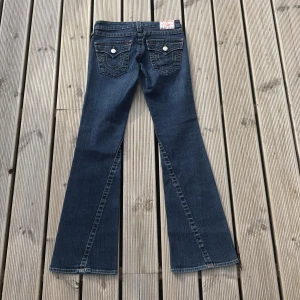 True Religion Bootcut Jeans  - Ett par eftertraktade och jättefina True Religion Jeans i Bootcut modell. Plagget är i perfekt skick och i storlek 27! Skriv om ni har frågor 😊