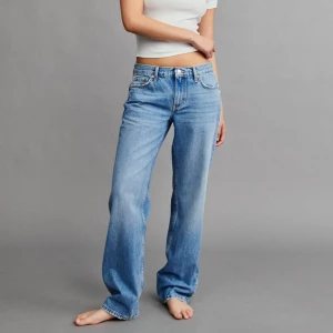 Lågmidjade jeans - Säljer mina blåa perfect jeans från Gina som inte kommer till användning. Väldigt fint skick, skriv för privata bilder. Nypris 600kr. Skriv om ni har några funderingar💘