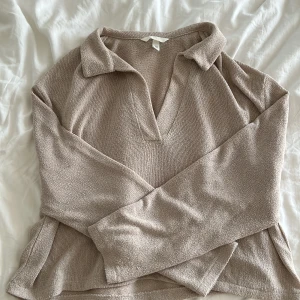 Hm Tröja - Super fin tröja från hm som tyvärr bara inte kommer till användning för mig, knappt använd i superfint skick med lite djerf Avenue känsla