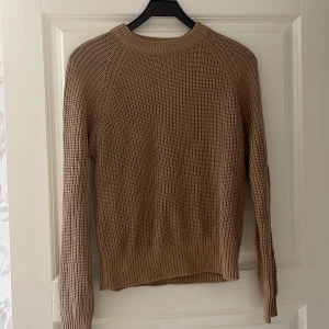 Stickad tröja  - Stickad tröja i storlek XS, använd fåtal gånger. I mycket gott skick 