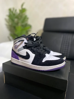 Jordans 1 Mid purple  - Knappt använda jordans fortfarande i bra skick, passar både storlek 42/43