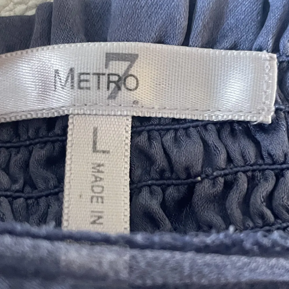 Blått linne från metro 7 i storlek L men passar även M!. Toppar.
