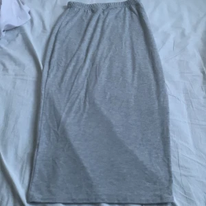 Kort kjol - En kort grå kjol som sitter välidgt fint.