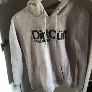En grå dirtcult hoodie, använd ksk 2 ggr nyskick💗 storlek L men sitter som S eftersom dem är små i storlekarna