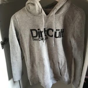 Dirtcult hoodie - En grå dirtcult hoodie, använd ksk 2 ggr nyskick💗 storlek L men sitter som S eftersom dem är små i storlekarna