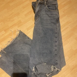 Jeans - Jeans med slit ner i längden o hål på knäna. Riktigt fina