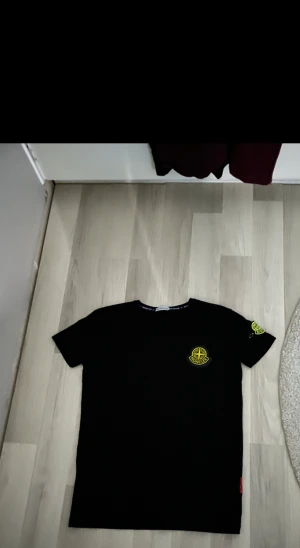 2 stycken moncler t-shirts för 250 - Dom har ej andvänds på länge