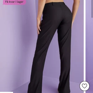 Kostymbyxor - Lågmidjade kostymbyxor i storlek 36🤍 säljer pga att de är för korta för mig som är 173 cm, skulle nog säga att dessa passar för dig som är mellan 167-170