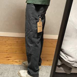 Arigato Gear pants”  Nyskick, lapp är kvar  Storleken är XS men sitter bra på mig som är ca 180cm lång och ”normalbyggd” Då byxorna är stora i storleken  Nypris var 2100kr  säljes för 800kr  Finns i Kungsör, Kan skickas men köparen står för frakt 