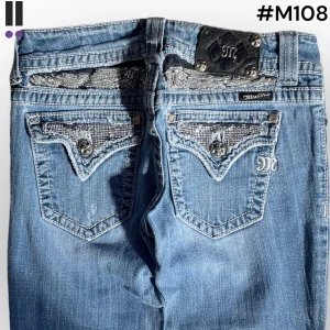 M108 lågmidjade bootcut missme jeans  - MissMe jeans i model Boot 💜 Tag 28W 💜Midja (rakt över) 36cm 💜 Innerben 80cm 💜 Ytterben 103cm 💜 Benöppning 20cm 💜 Trasig dragkedja 💜Våra mått blir W=28, L=31 💜 Men jämför alltid måtten💜