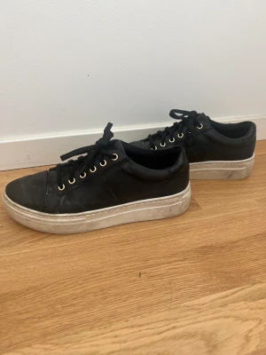 Skor - Fina skor som är använda men är för små. Märke vagabond och köpt för 1300kr och säljer för 200kr. Dm för fler bilder 