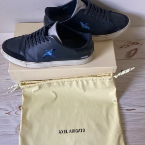 Arigato skor - Säljer ett fint par Arigatoskor för endast 799kr🤩🤩 Kontakta vid frågor😍 Skick 7/10👍🏼 Priset kan diskuteras vid snabb affär👍🏼 Kan också bytas mot andra kläder/skor🤩