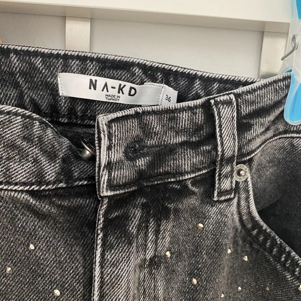 Coola jeans från NA-KD med små stenar på framsidan. Jeans & Byxor.
