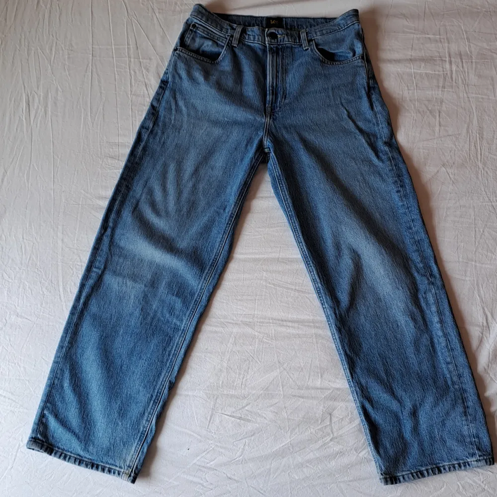 Säljer mina baggy jeans från lee, model asher. Perfekt för komfort och stil.  Nypris: 1100 Säljer: 250. Jeans & Byxor.