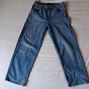 Lee asher - Säljer mina baggy jeans från lee, model asher. Perfekt för komfort och stil.  Nypris: 1100 Säljer: 250